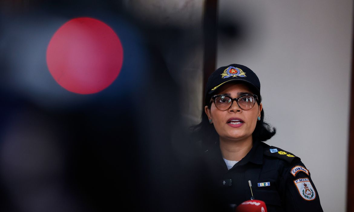 Rio de Janeiro (RJ), 24/10/2024 - A porta-voz da Polícia Militar, tenente-coronel Claudia Moraes, fala em coletiva com a imprensa sobre operação no Complexo de Israel que fechou a Avenida Brasil, uma das principais avenidas da cidade. Foto: Tânia Rêgo/Agência Brasil