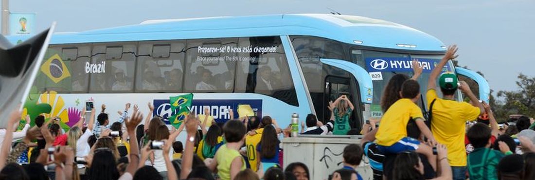Seleção Brasileira recebe incentivo na chegada do ônibus no Brasília Palace Hotel