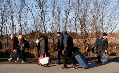 Pessoas fogem da Ucrânia na fronteira húngara-ucraniana, em Beregsurany