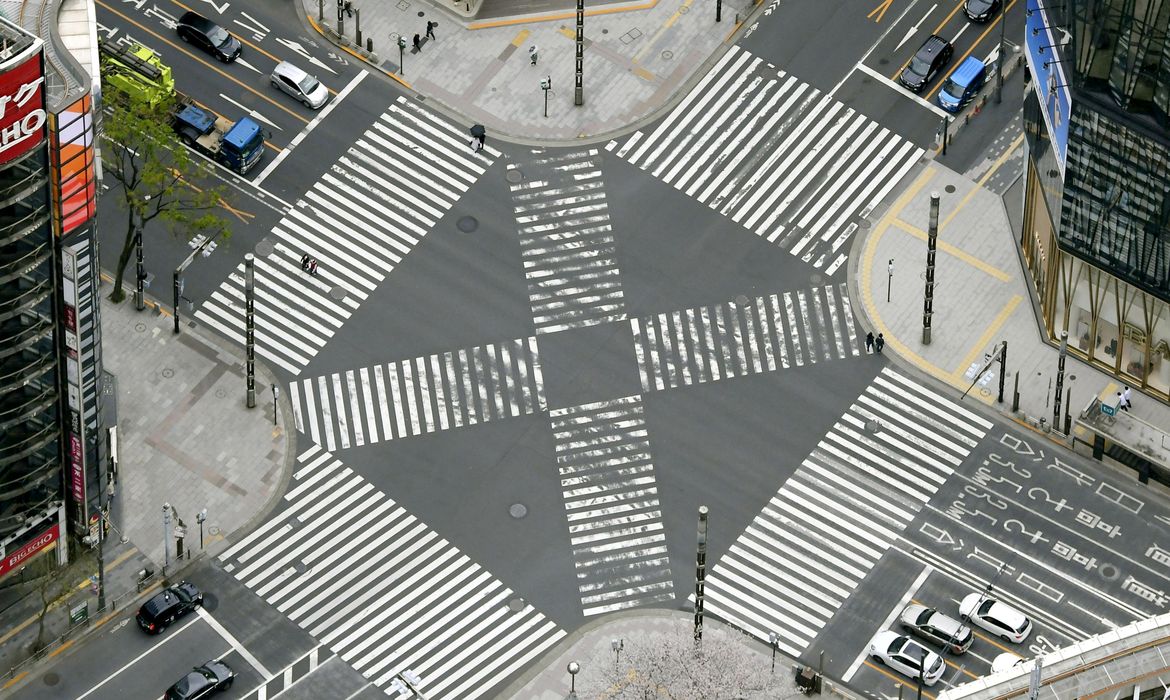 Uma vista aérea mostra transeuntes menos do que o habitual, vistos em uma passagem para pedestres no distrito de Ginza, em Tóquio