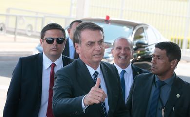 Presidente Jair Bolsonaro cumprimenta turistas no Palácio da Alvorada