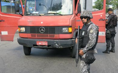 Rio de Janeiro - Agentes da Força Nacional iniciam operação de apoio e reforço à segurança no Rio de Janeiro, com foco no combate ao roubo de cargas e repressão ao crime organizado (Vladimir Platonow/Agência Brasil) 
