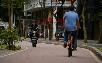 RIO DE JANEIRO (RJ), 10/07/2023 – Circulação de ciclomotor no centro do Rio de Janeiro Foto: Tomaz Silva/Agência Brasil