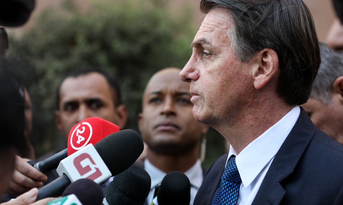 O presidente do Brasil, Jair Bolsonaro, concede entrevista coletiva ao chegar no hotel em Santiago, Chile.