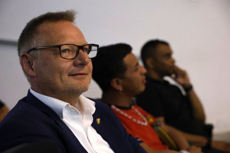 Rio de Janeiro (RJ), 09/08/2024 - Jan Lomholdt, cônsul-geral da Suécia. Estudantes e professores da rede pública de ensino encontram com cineastas fundadores da Mídia Indígena, na Escola de Comunicação da UFRJ,  em encontro promovido em conjunto com o Consulado da Suécia no Rio de Janeiro. Foto: Tânia Rêgo/Agência Brasil