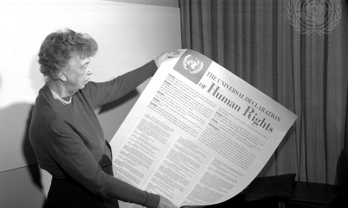 Mrs. Eleanor Roosevelt of the United States holding a Declaration of Human Rights poster in English. Foto: Eskinder Debebe/United Nations