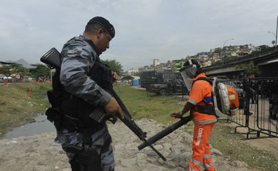 Rio de Janeiro - Primeiro dia útil após a ocupação pelas tropas das forças de segurança do estado nas favelas do Complexo da Maré, na zona norte do Rio.