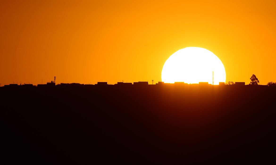 Pôr do sol em Brasília que completa 87 dias sem chuva