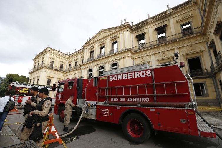 Museu Nacional do Rio de Janeiro continua interditado pela Defesa Civil após ter sido destruído por um incêndio na noite do último domingo. 