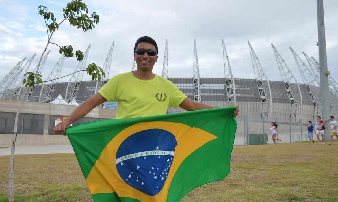 Torcedores aguardam a passagem do onibus da seleção brasileira após o treino no estadio Castelão para a Copa do Mundo 2014 (Marcello Casal Jr/Agência Brasil)