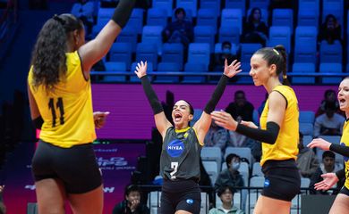 Após revés na estreia, Praia Clube vence segundo jogo na fase de grupos do Mundial de Clubes de vôlei feminino, em 18/12/2024