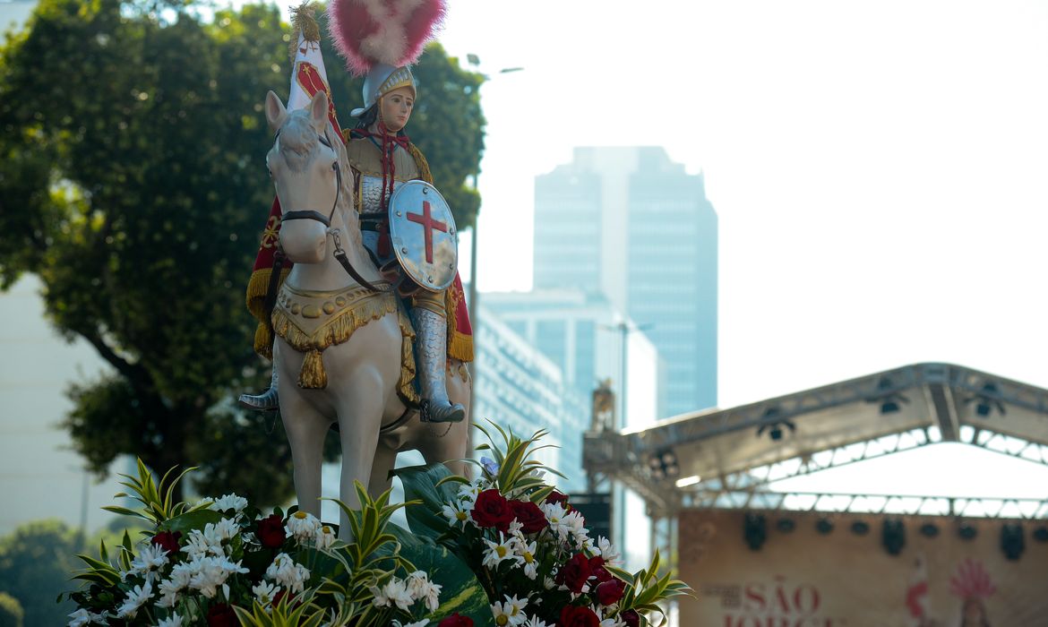 Rio de Janeiro (RJ), 23/04/2024 – Fiéis participam de celebração em homenagem ao Dia de São Jorge no centro do Rio de Janeiro. Foto: Tomaz Silva/Agência Brasil