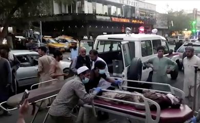 Feridos são levados a hospital após ataque no aeroporto internacional de Cabul