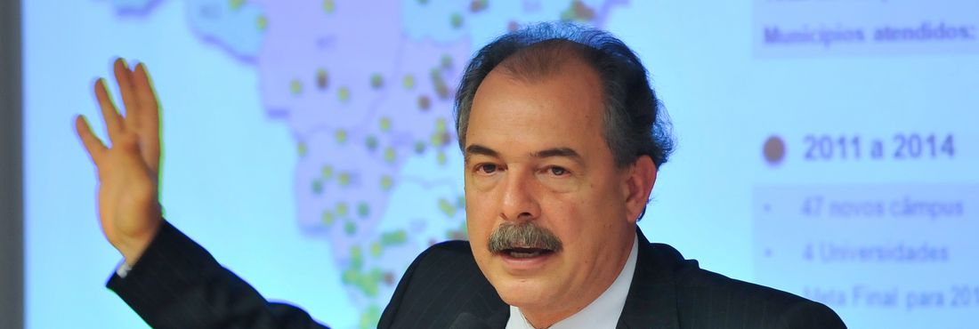 Aloizio Mercadante em audiência pública no Senado O ministro da Educação, Aloizio Mercadante, participa de audiência pública na Comissão de Educação da Câmara