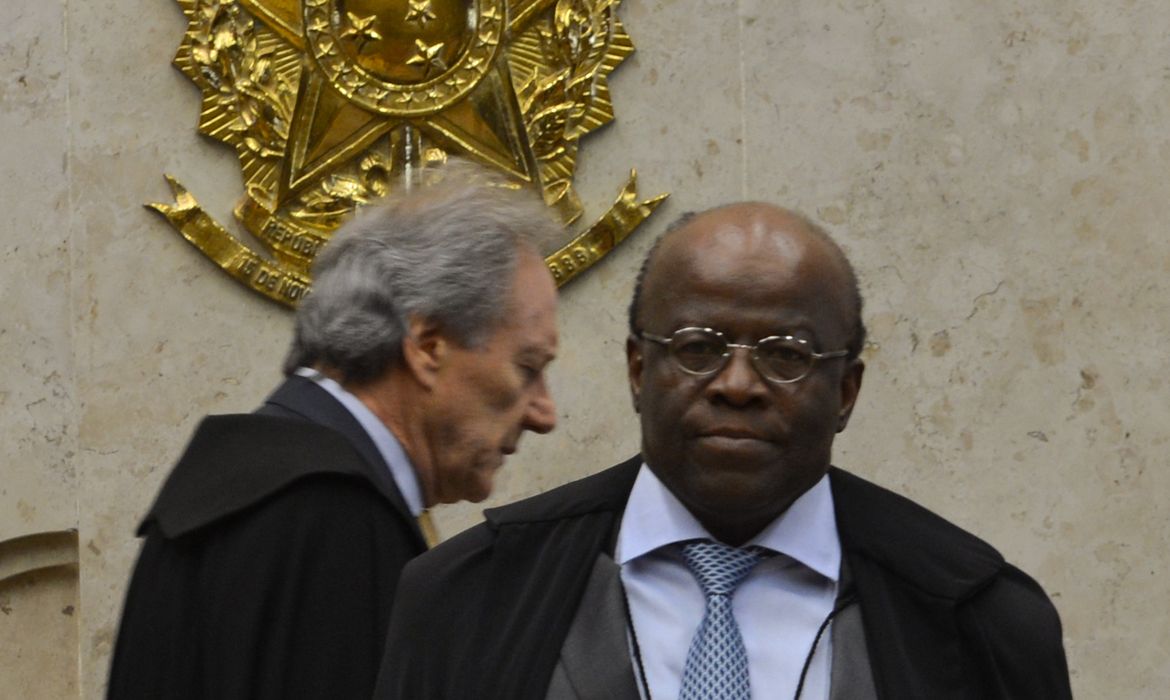 Brasília - Primeira sessão de julgamentos de 2014 no Supremo Tribunal Federal (STF). E/D: o ministro Ricardo Lewandowski, e o presidente do STF, Joaquim Barbosa (Valter Campanato/Agência Brasil)