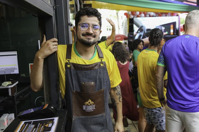 Wesley Dieno, trabalha durante o jogo Brasil x Suiça -Fabio Rodrigues-Pozzebom/ Agência Brasil