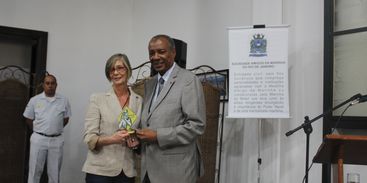 Diretora e idealizadora do programa, Ingrid Gassert, recebe o prêmio das mãos do presidente da Soamar-Rio, José Antônio de Souza Batista
