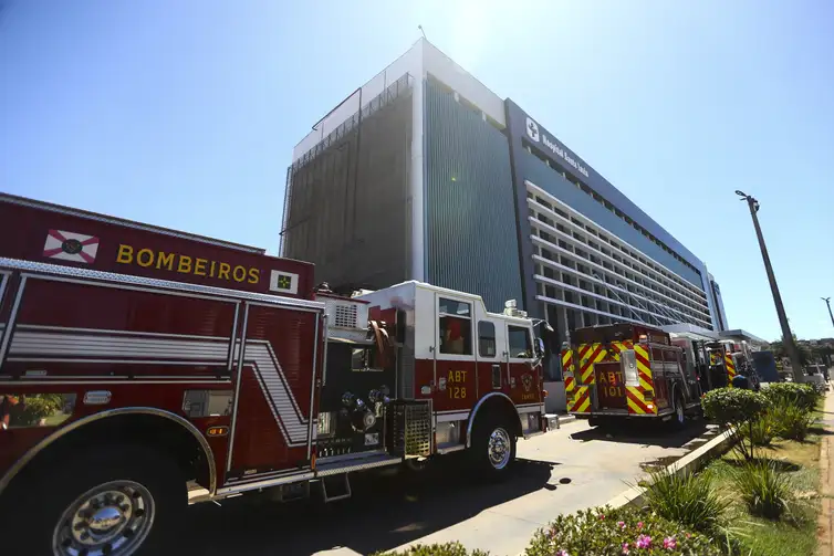 Bombeiros controlam incêndio no Hospital Santa Luzia, em Brasília.