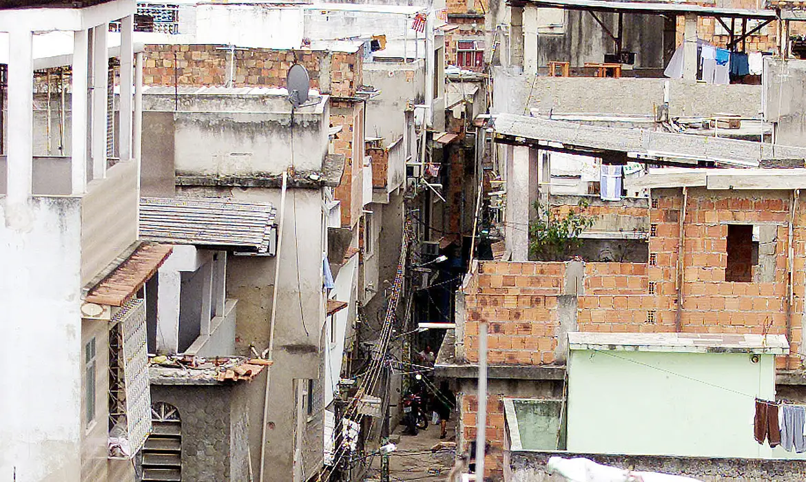 Arquivo/Reuters/Sergio Moraes/Direitos reservados - PHOTO TAKEN 16JUL01 - A view of the Jacarezinho slums in northern Rio de Janeiro is shown in this ..
