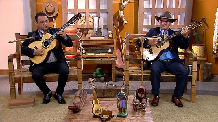 Amaral, além de cantar, é luthier e fabrica violas, violões e cavaquinhos Amaral, além de cantar, é luthier e fabrica violas, violões e cavaquinhos