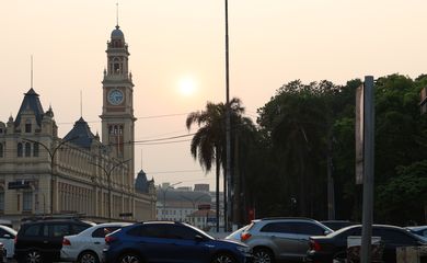 São Paulo (SP), 09/09/2024 - Pôr do sol com tempo seco e qualidade do ar muito ruim na Estação da Luz. Foto: Rovena Rosa/Agência Brasil