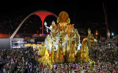 
Uma visão geral dos espectadores assistindo ao desempenho dos foliões e ao carro alegórico da escola de samba de Viradouro durante a primeira noite do desfile de carnaval no Sambódromo do Rio de Janeiro