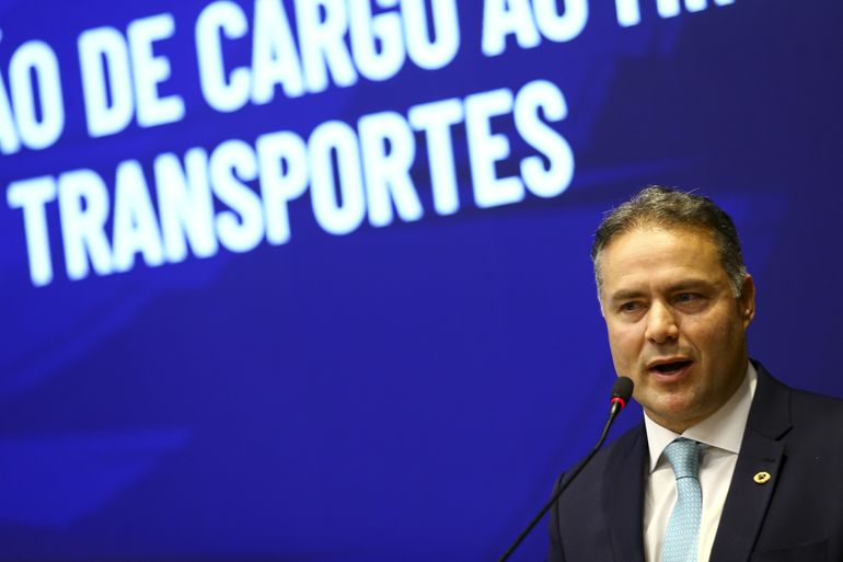 O ministro dos Transportes, Renan Filho, assume o cargo em solenidade de transmissão no ministério.
