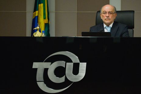 Brasília – Ministro Aroldo Cedraz preside a sessão do TCU. O plenário aprovou relatório do ministro José Múcio Monteiro, que analisa as contas da presidenta afastada Dilma Rousseff, referentes a 2015 (José Cruz/Agência Brasil)