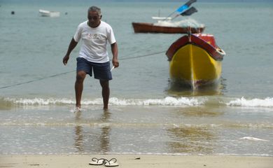 Ilha da Marambaia (RJ) - O pescador Elcio Santana na praia da Pescaria Velha