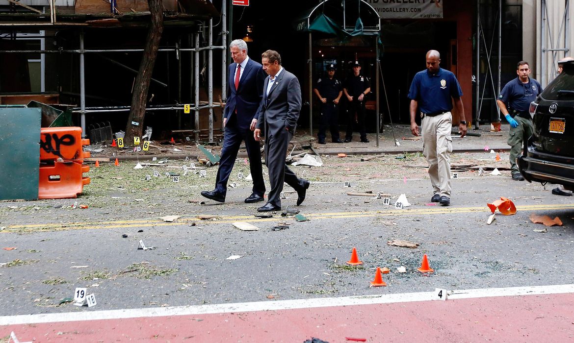 O prefeito e o governador de Nova York, Bill de Blasio Andrew Cuomo, visitam o bairro de Chelsea, onde uma bomba explodiu no sábado à noite