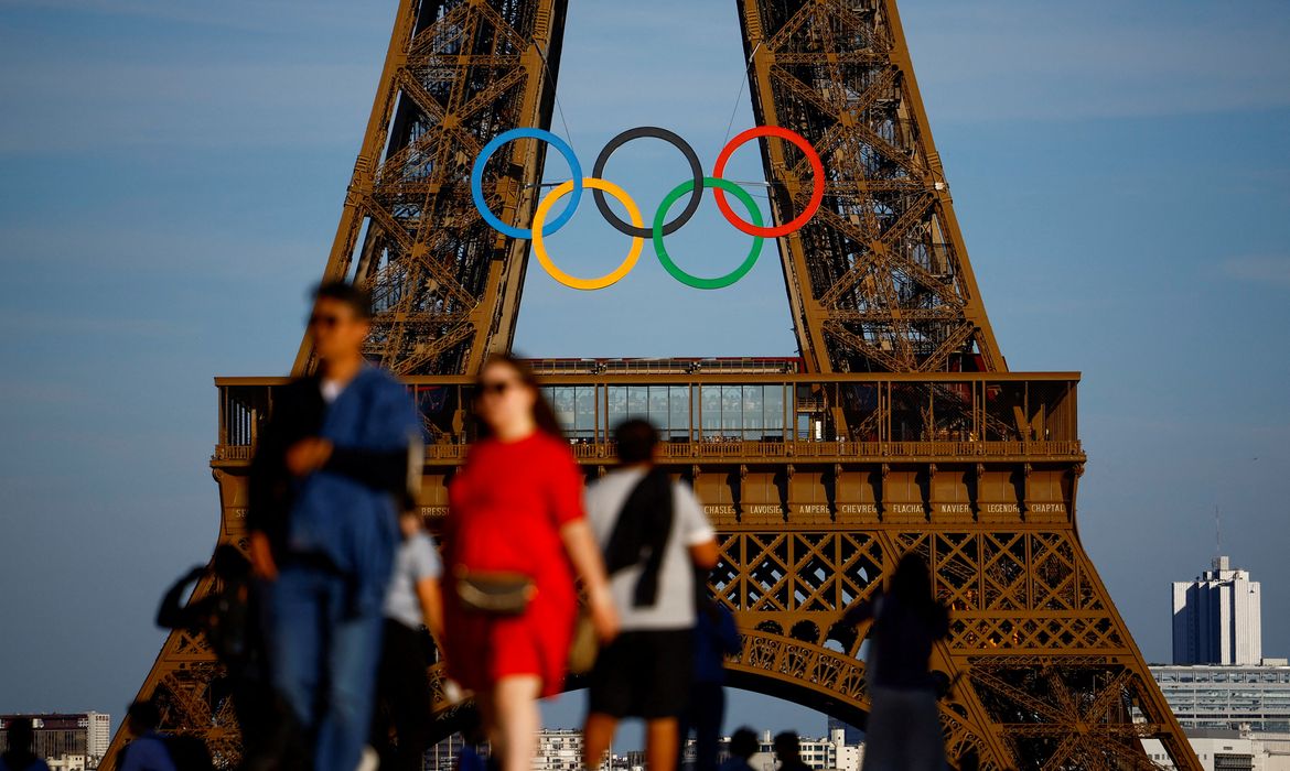Anéis olímpicos na Torre Eiffel 7/6/2024 REUTERS/Sarah Meyssonnier
