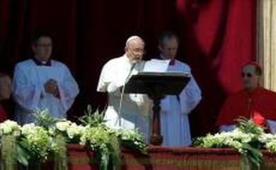 Papa Francisco, nesta Páscoa 2014, dirigindo Urbi et Orbi (à Cidade de Roma e ao mundo inteiro), da varanda central da basílica de São Pedro, a sua mensagem pascal (Rádio Vaticano)