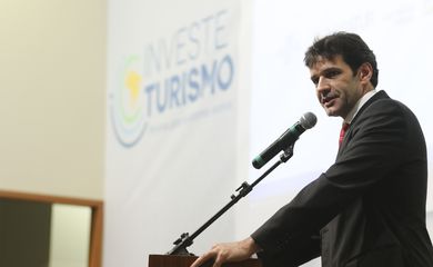 O ministro do Turismo, Marcelo Álvaro Antônio, apresenta o Programa Investe Turismo.