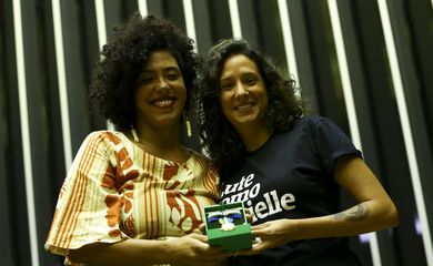 Mônica Benício (dir.), viúva da vereadora Marielle Franco, recebe a  Medalha Mietta Santiago, condecoração que visa valorizar iniciativas relacionadas aos direitos das mulheres