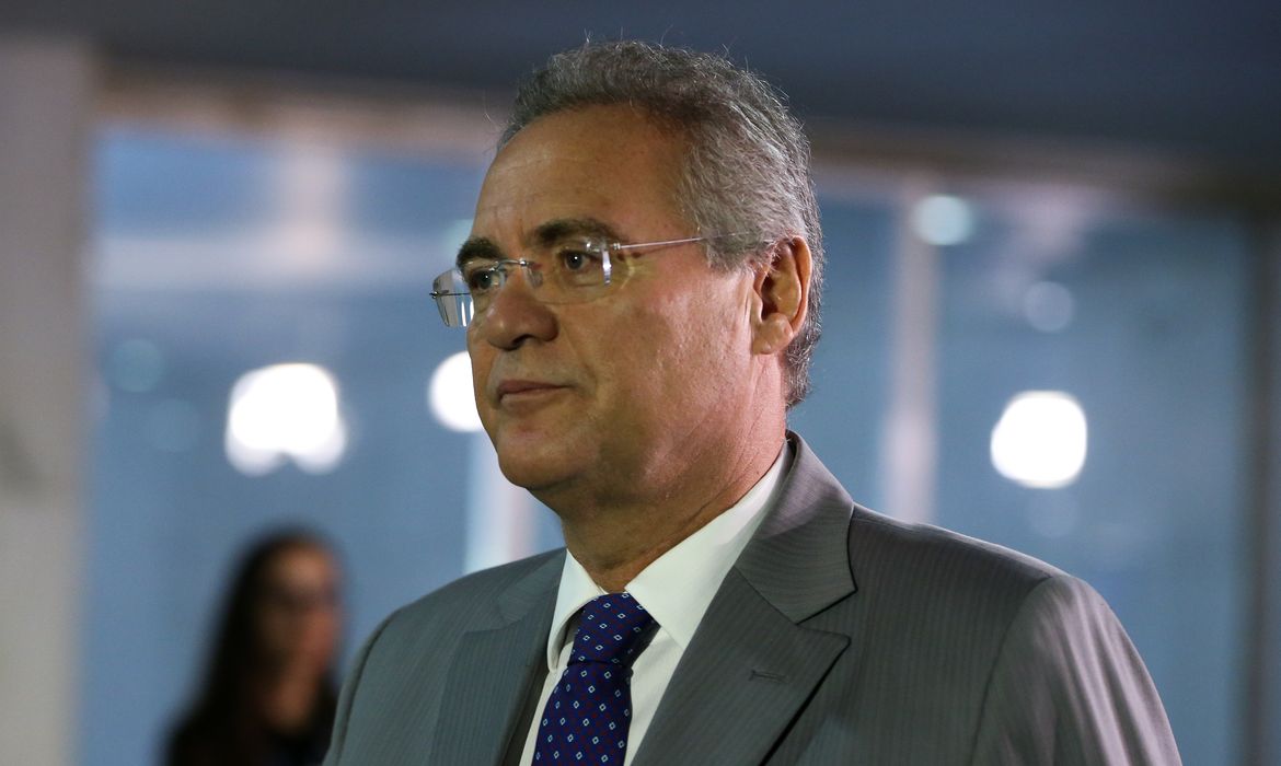 Brasília - Renan Calheiros chega ao Senado para reunião com a mesa diretora (Marcelo Camargo/Agência Brasil)