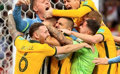 Jogadores da Austrália comemoram vitória sobre o Peru nos pênaltis e classficação para a Copa