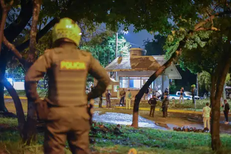 Reuters/Edwin Rodriguez Pipicano/Proibida reprodução CALI, COLOMBIA - APRIL 26: A view of the area following a police station in Cali, Colombia was targeted in an explosive attack, injuring one officer and causing widespread damage, on April 26, 2025. The blast shattered windows and affected nearly 50 nearby homes. Authorities have offered a reward of 50 million pesos for information leading to those responsible. Explosive attack on police station injured an officer who was inside at the time. Edwin Rodriguez Pipicano / AnadoluNo Use USA No use UK No use Canada No use France No use Japan No use Italy No use Australia No use Spain No use Belgium No use Korea No use South Africa No use Hong Kong No use New Zealand No use Turkey