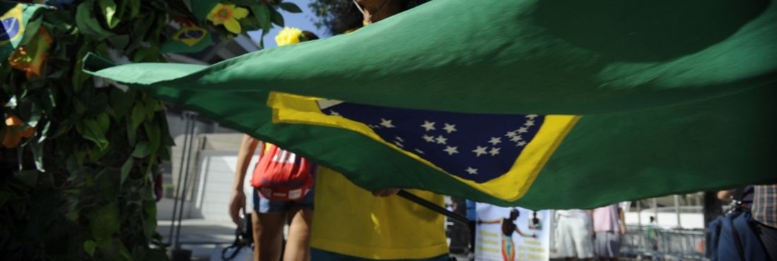 Torcedora balança bandeira brasileira na porta do Maracnã