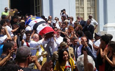 Recife - O cortejo com o corpo de Naná Vasconcelos, até o cemitério de Santo Amaro, recebeu homenagens de centenas de artistas no trajeto  (Sumaia Villela/Agência Brasil)