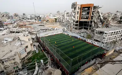 Palestinos jogam futebol em campo na Cidade de Gaza
 10/2/2026     REUTERS/Mahmoud Issa
