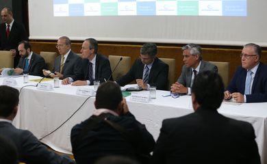 Brasília - O ministro da Casa Civil da Presidência da Republica, Eliseu Padilha, e o Diretor do Banco Mundial para o Brasil, Martin Raiser, no lançamento do Relatório Emprego e Crescimento (Antônio Cruz/Agência Brasil)