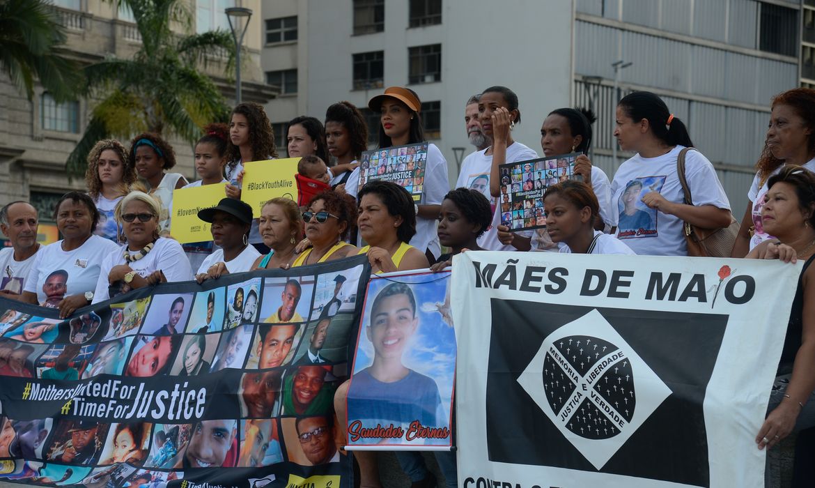 Rio de Janeiro - Mães e familiares de jovens negros mortos por policiais protestam contra a violência, com ativistas da Anistia Internacional, na Candelária  (Fernando Frazão/Agência Brasil)