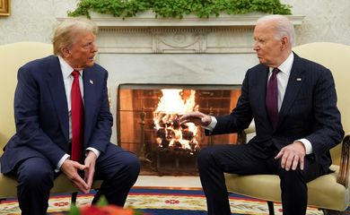 U.S. President Joe Biden meets with President-elect Donald Trump in the Oval Office at the White House in Washington, U.S., November 13, 2024. REUTERS/Kevin Lamarque/Proibida reprodução