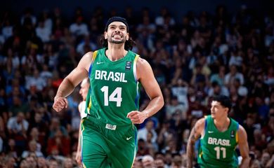Riga-Letônia, 07.07.2024 - Jogador Léo Meindl comemora cesta contra a Letônia durante partida de basquete entre Brasil e Letônia, pelo torneio Pré-Olímpico de Basquete. Foto: FIBA/Divulgação