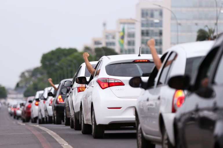 Brasília - Motoristas de aplicativos de todo o Brasil fazem buzinaço em frente ao Congresso Nacional em protesto contra projeto de lei que regulamenta aplicativos de transporte privado, como Uber e Cabify (Marcelo Camargo/Agência Brasil)