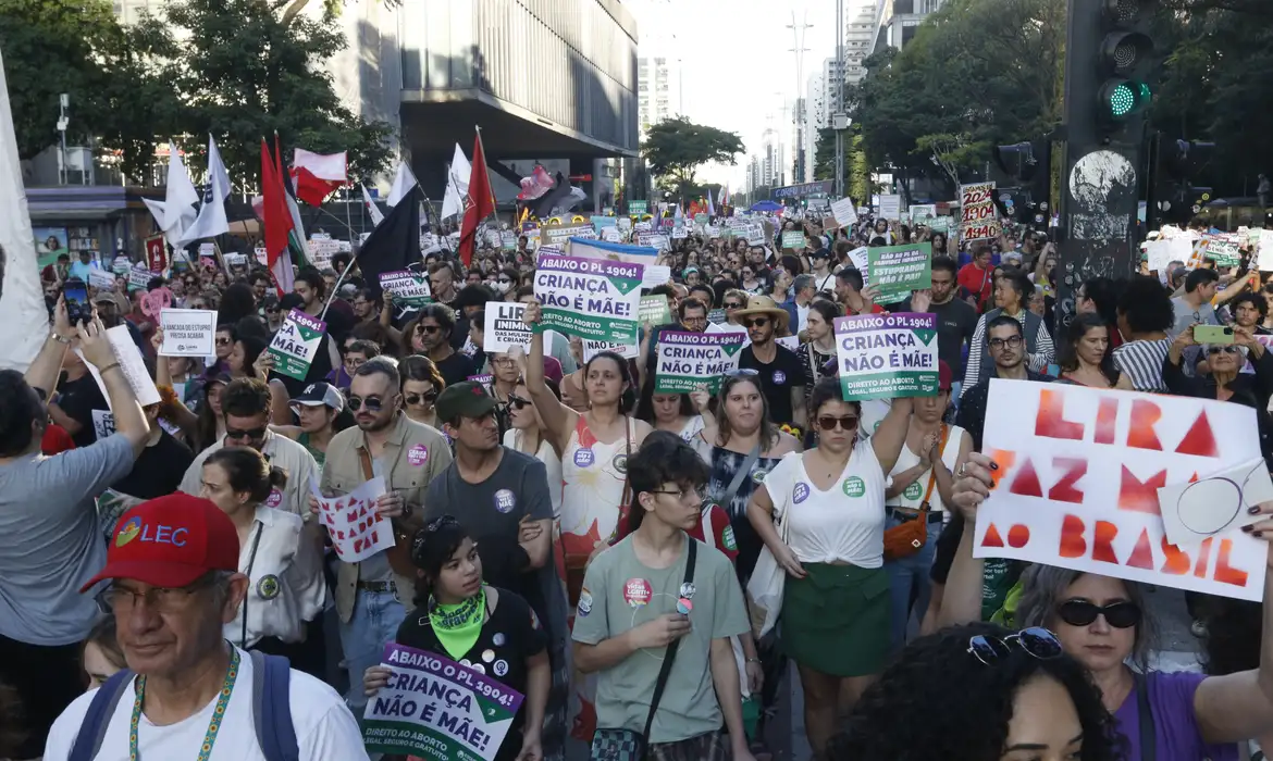 Más protestas contra cambios en la ley del aborto de Brasil