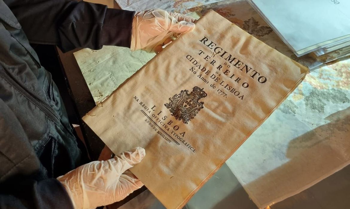 Ministério Público de Minas Gerais (MPMG) encontrou, por meio da Operação Devolva-me, centenas de documentos históricos. Eles foram apreendidos em Brasília, na casa de um negociante de artes e antiguidades. Foto: MPMG