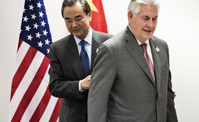 O secretário de Estado americano, Rex Tillerson, e seu colega chinês, Wang Yi, se reúnem na Alemanha, no primeiro encontro de alto nível entre os dois países desde a eleição do presidente Donald Trump