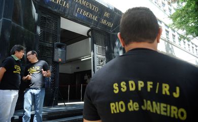Rio de Janeiro - Policiais federais, em greve a três dias, fazem manifestação em frente a sede da Superintendência do órgão, na região central da cidade (Tânia Rego/Agência Brasil)