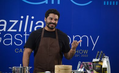 O chef de cozinha, Thiago Castanho prepara pratos com ingredientes brasileiros em aula show no pavilhão do Brasil na Expo 2020 Dubai, nos Emirados Árabes Unidos